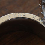 handgravyr-text-blockstil-vigselring