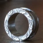 skulpterad-gravyr-ekblad-platina-ring