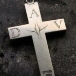 text-gravyr-guld-kors